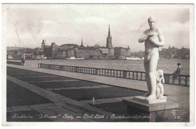 132   Stockholm. "Diktaren." Staty av Carl Eldh i Stadshusträdgården.