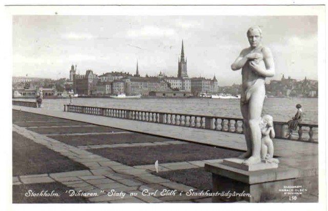 150   Stockholm. "Diktaren." Staty av Carl Eldh i Stadshusträdgården.