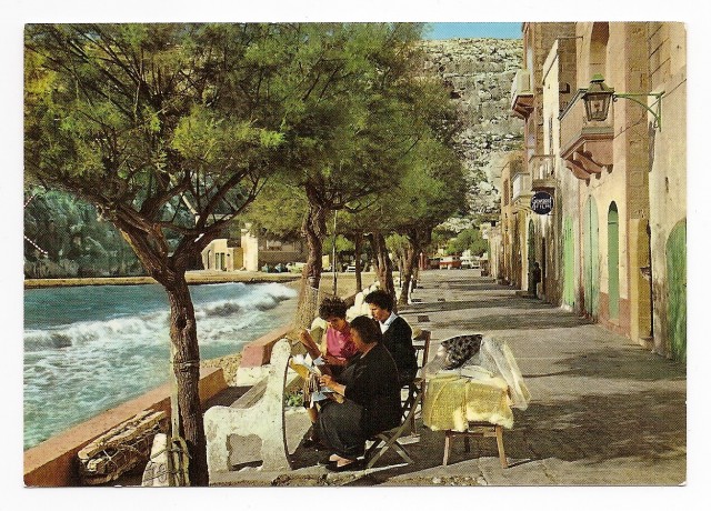 783-35 MALTA - Xlendi Bay, Gozo, Lace - working women
